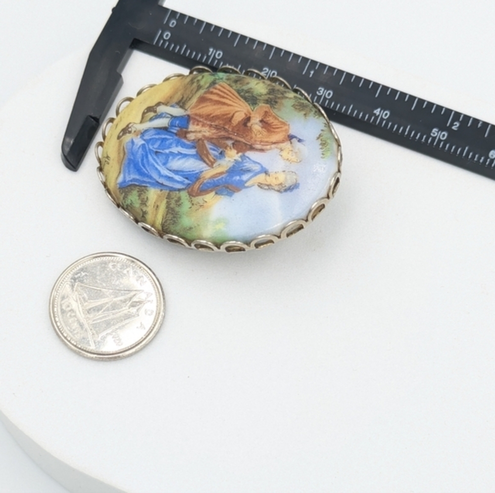 Vintage courting couple porcelain transferware oval brooch pin - Picture 2 of 6